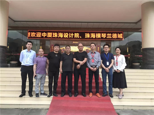 考察團一行在羞羞的网站免费观看陶瓷集團生產基地合影
